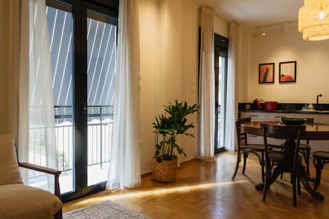 Top performing Airbnb: Stylish apartment in Exarcheia in ΕΞΑΡΧΕΙΑ