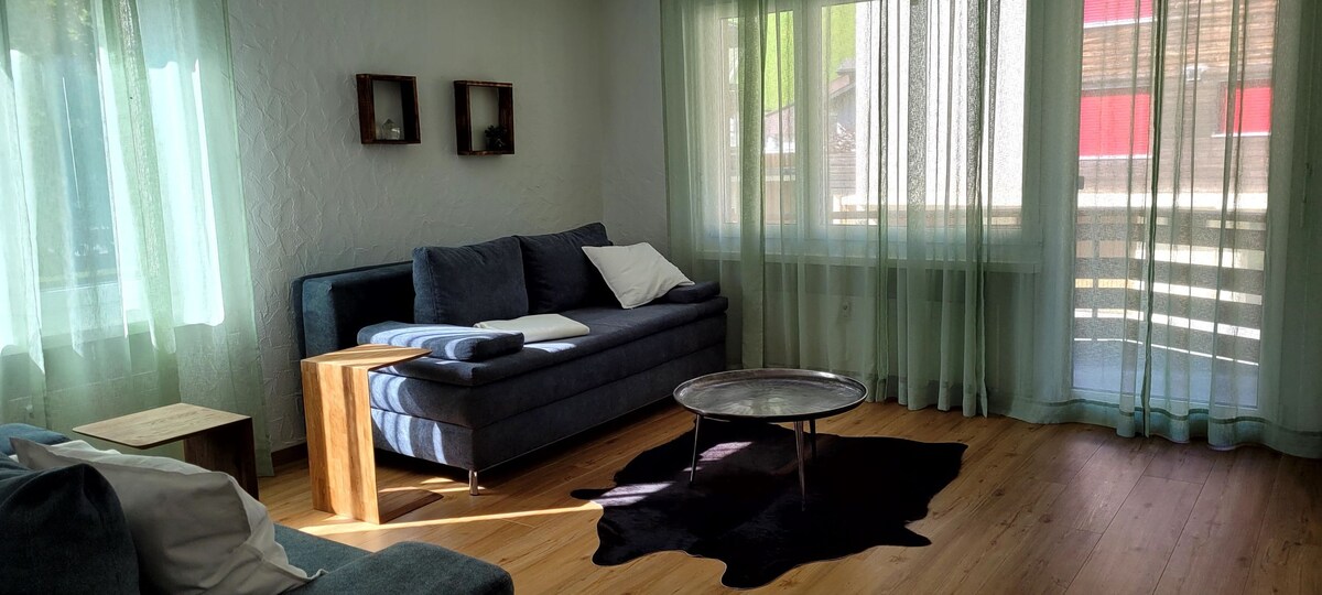 يمكن سحب سريري أريكة بزنبرك مقاس 1.50 × 2 متر للنوم. يوجد اللحاف والوسائد داخل الأريكة.
