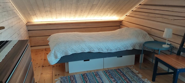 La habitación está en la planta superior con dos camas individuales separadas.
