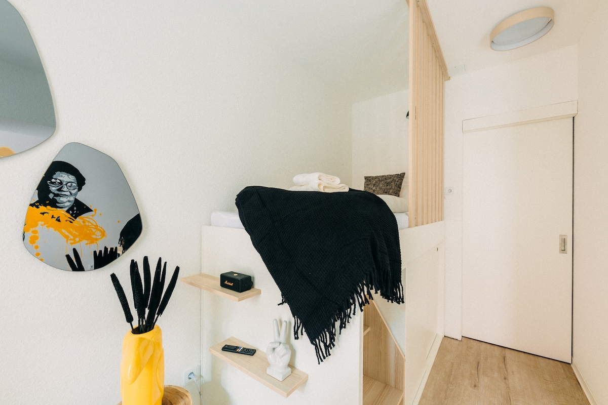 Gezellige slaaphoek in stijl! De verhoogde slaapgalerie geeft je een gevoel van comfort en slim gebruik van de ruimte. Omgeven door creatieve details en warme kleuren, wordt elke avond hier een gezellig toevluchtsoord. Perfect om de stekker uit het stopcontact te halen!