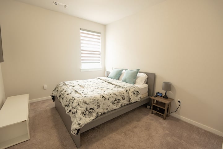 კომფორტული ორადგილიანი საწოლი ლამაზი გარდერობითა და ტელევიზორით.