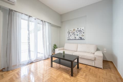 Top performing Airbnb: Kountouriotou apt in ΛΙΜΗΝ ΖΕΑΣ (ΠΑΣΑΛΙΜΑΝΙ)