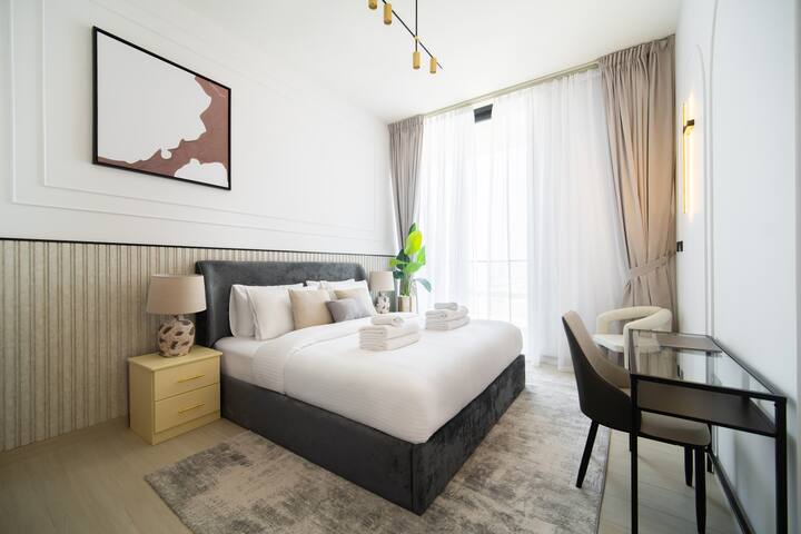 Colchón de primera calidad y cortinas opacas para dormir profundamente.