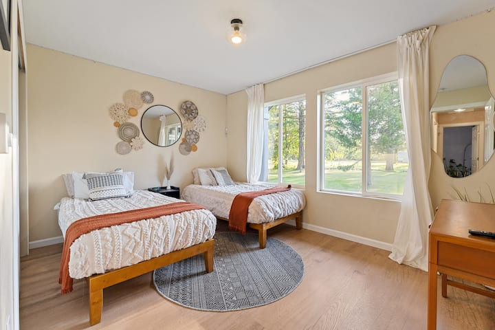 Ova svijetla i ugodna dvokrevetna soba s odvojenim krevetima ima boho detalje, udobnu posteljinu, pametni televizor i velike prozore s mirnim pogledom. Savršena je za djecu, prijatelje ili dodatne goste.