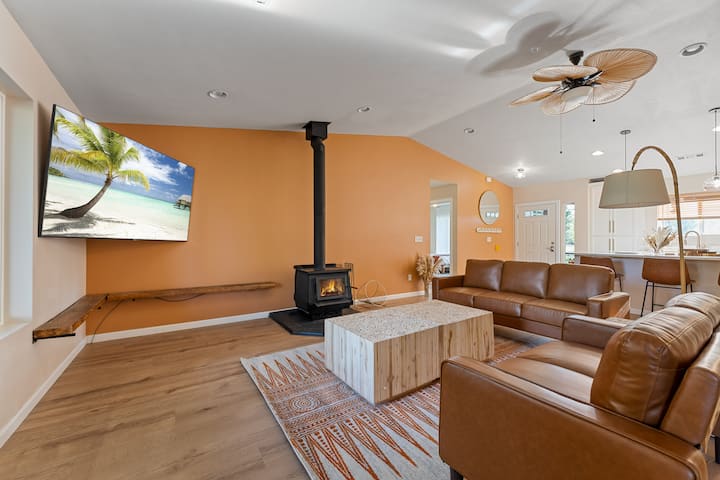 Opustite se ispod ventilatora s lopaticama od palminog lišća i uživajte u ovom svijetlom, otvorenom prostoru za dnevni boravak.