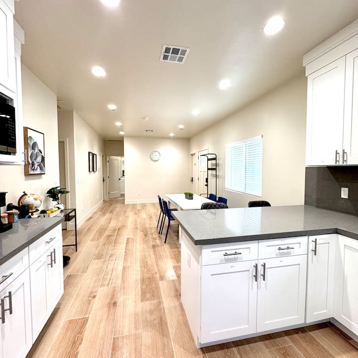 Welcome To Our Bright Master Room Near Disneyland - Cypress, CA