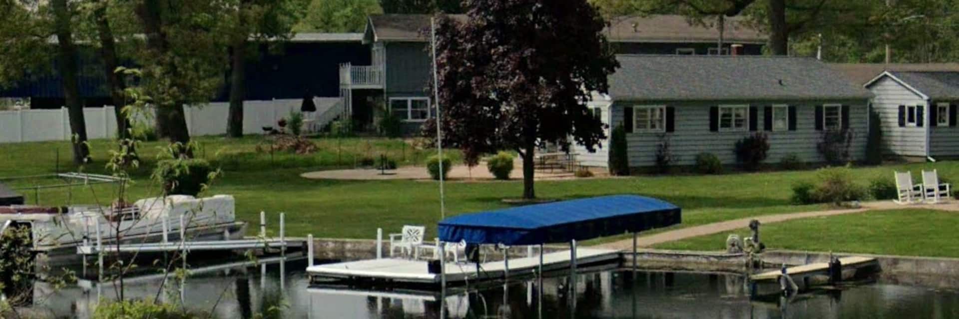 Cozy, Quaint Lakeside Cottage