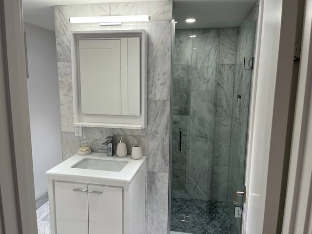 Luxe 5 Bed 4.5 Bath 3 Storey High Park Downtown gallery image 5