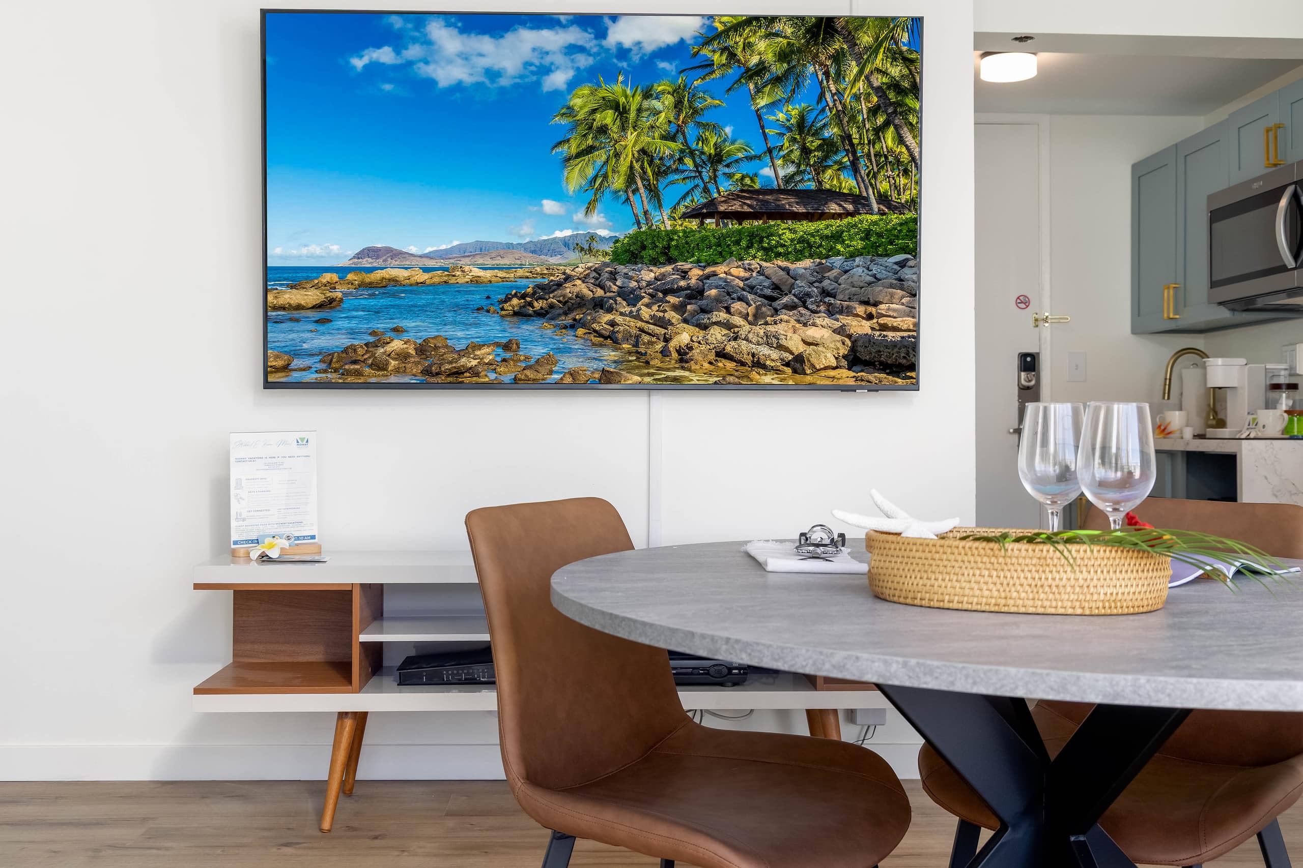 Waikiki studio w/ lanai & rooftop pool - Image 19