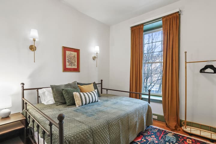 Chumba cha 3 cha kulala - Mandhari ya maua - Ghorofa ya pili. Trundle bed - sleep 3 in all.