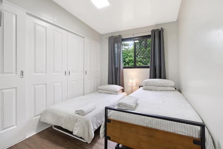 Spálňa 2 - jednolôžko a rozkladacia jednolôžko. 55-palcový televízor, skrinky a klimatizácia!