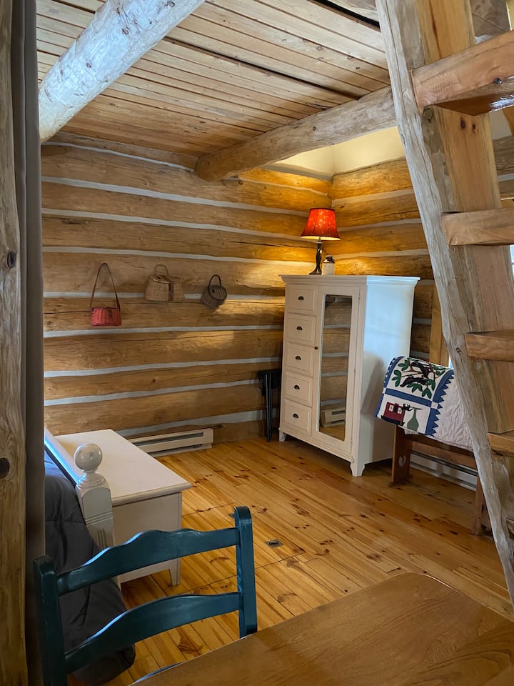 Spací výklenok s manželskou posteľou - stropná až podlahová bielizeň môže byť nakreslená, aby poskytovala vizuálne súkromie.