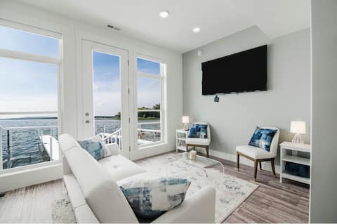 Lakeside Haven Escape W/ hot tub + Kayaks!