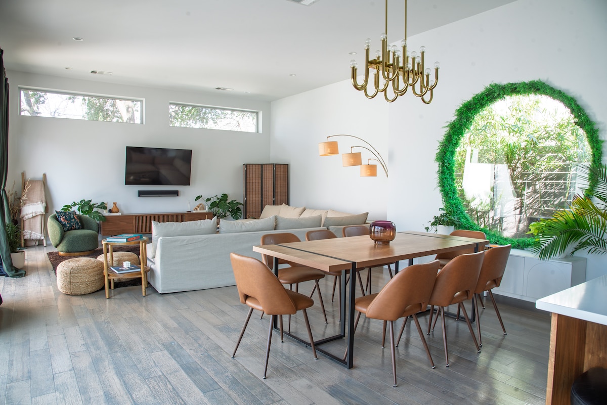 Luxury Oasis near downtown w/ heated pool