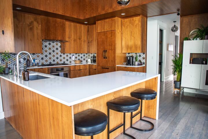 Luxury Oasis near downtown w/ heated pool gallery image 4