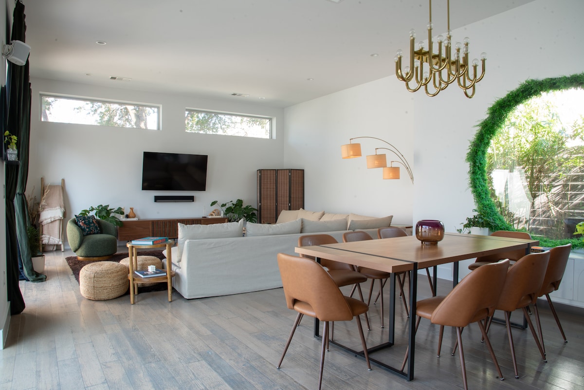 Luxury Oasis near downtown w/ heated pool