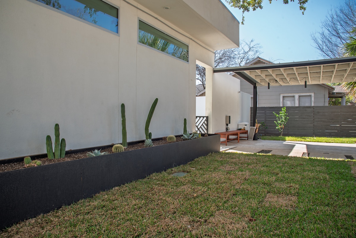 Luxury Oasis near downtown w/ heated pool