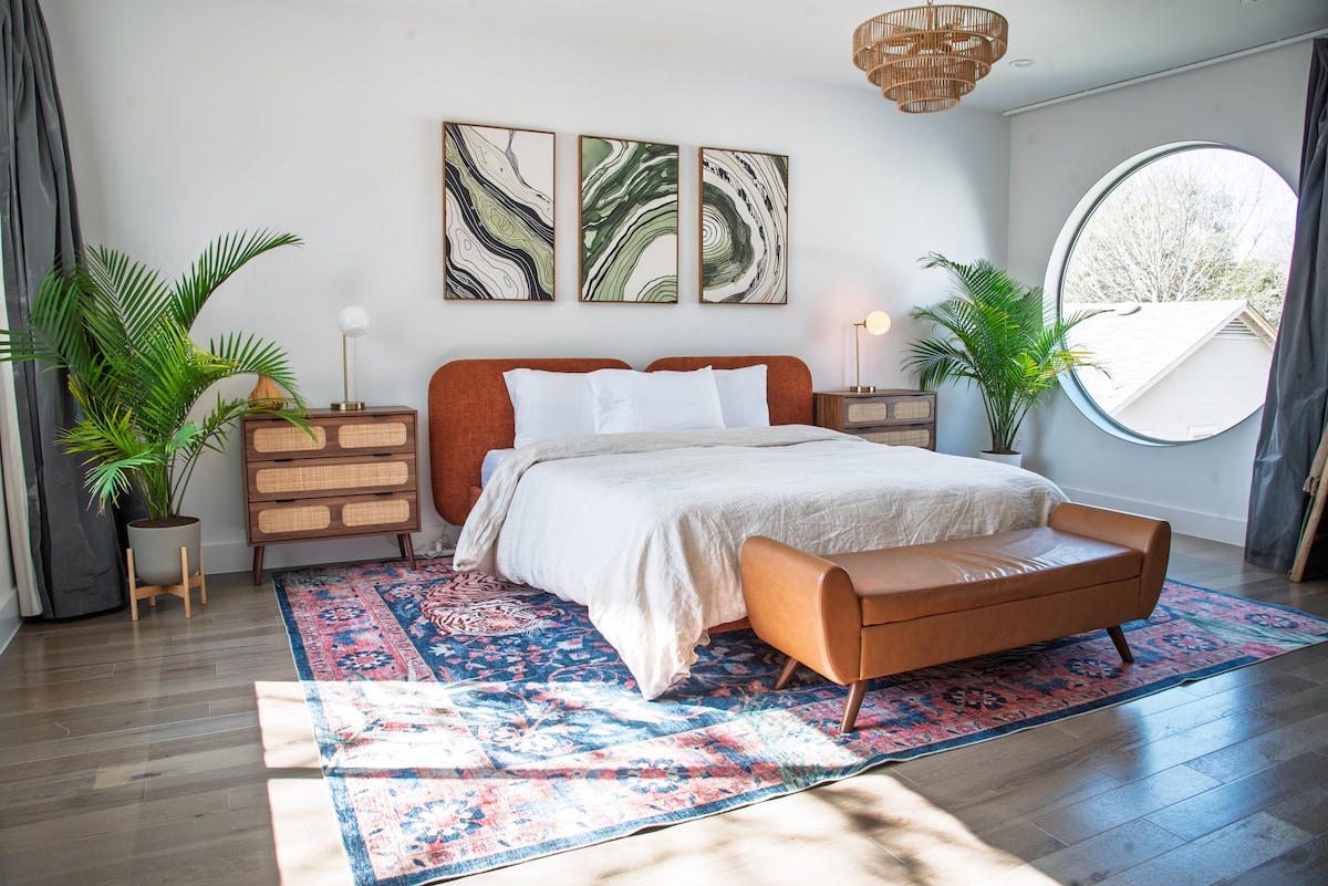 Luxury Oasis near downtown w/ heated pool