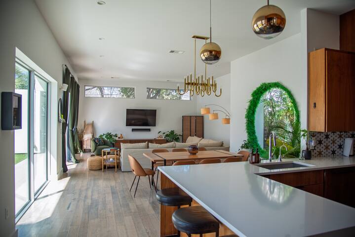 Luxury Oasis near downtown w/ heated pool gallery image 3