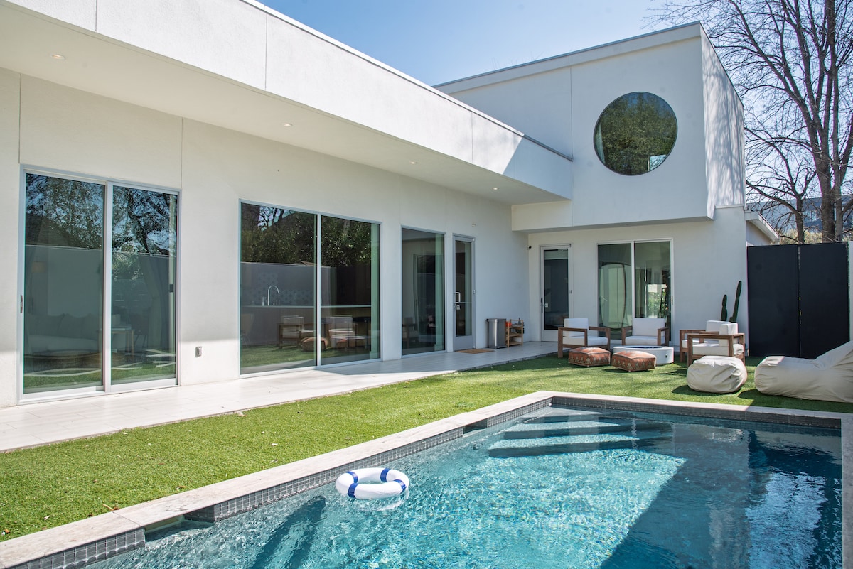 Luxury Oasis near downtown w/ heated pool
