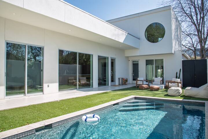 Luxury Oasis near downtown w/ heated pool gallery image 5