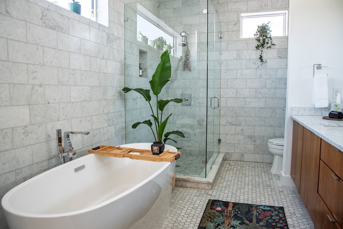 Luxury Oasis near downtown w/ heated pool