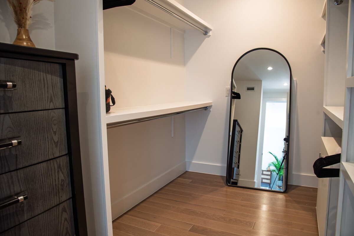 Luxury Oasis near downtown w/ heated pool