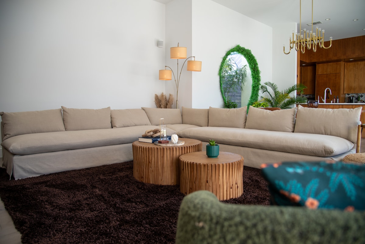 Luxury Oasis near downtown w/ heated pool