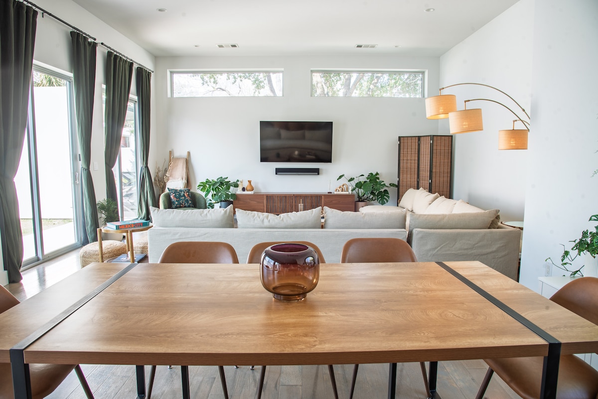 Luxury Oasis near downtown w/ heated pool