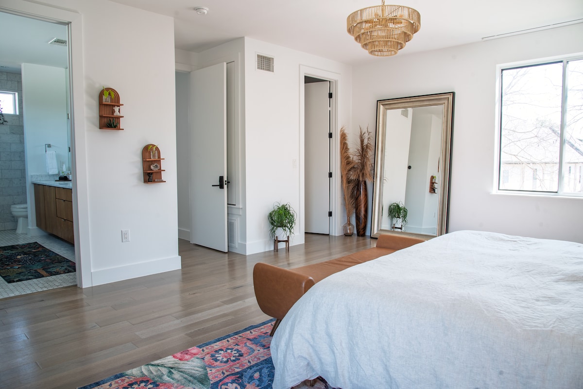 Luxury Oasis near downtown w/ heated pool