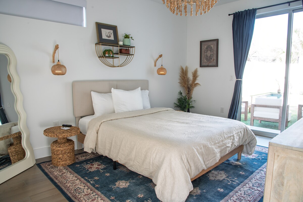 Luxury Oasis near downtown w/ heated pool