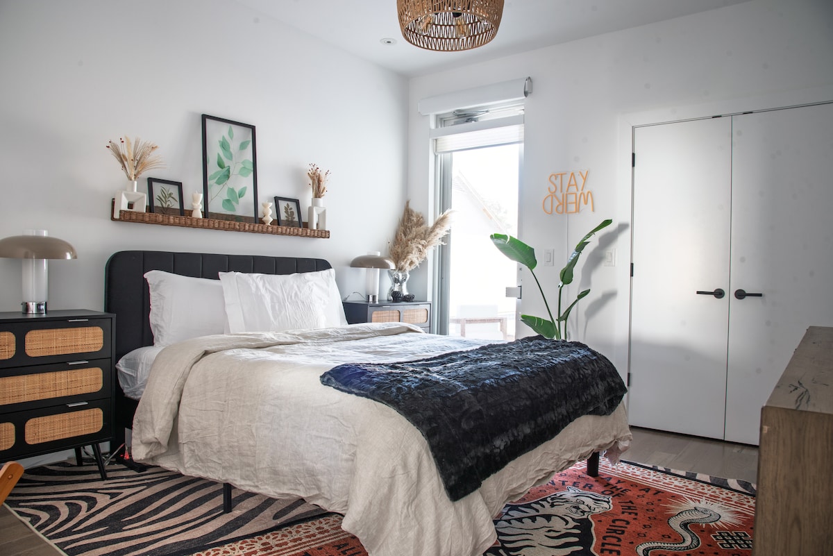 Luxury Oasis near downtown w/ heated pool