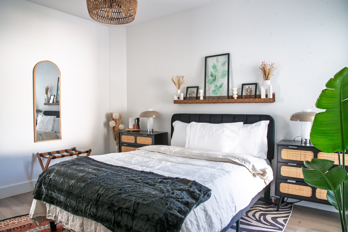 Luxury Oasis near downtown w/ heated pool