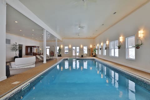 Manor w/ indoor pool+ hot tub+game room, sleeps 21