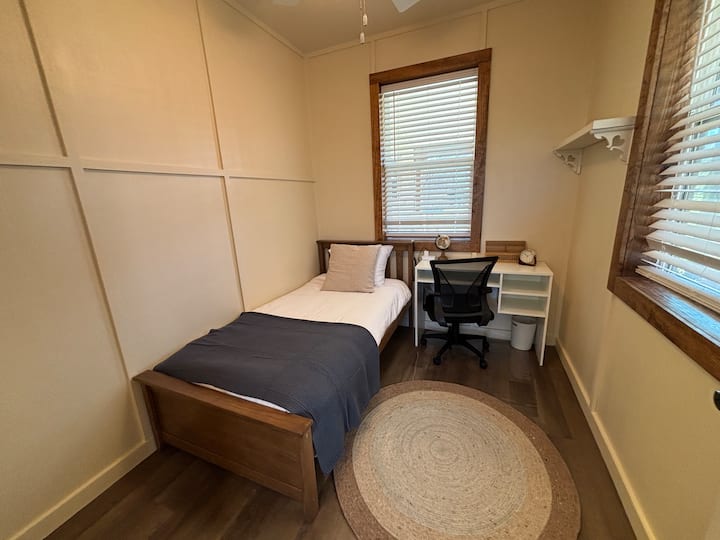 מרחב משרדי ייעודי ומיטה זוגית - נגיש דרך הסוויטה המשפחתית. יש לו דלת משלו לפרטיות.