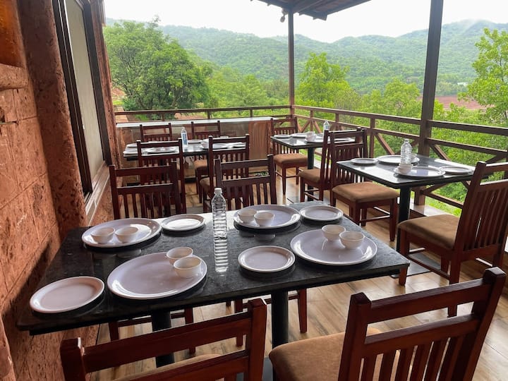 Deluxe Room In Waves & Vibes - Lavasa