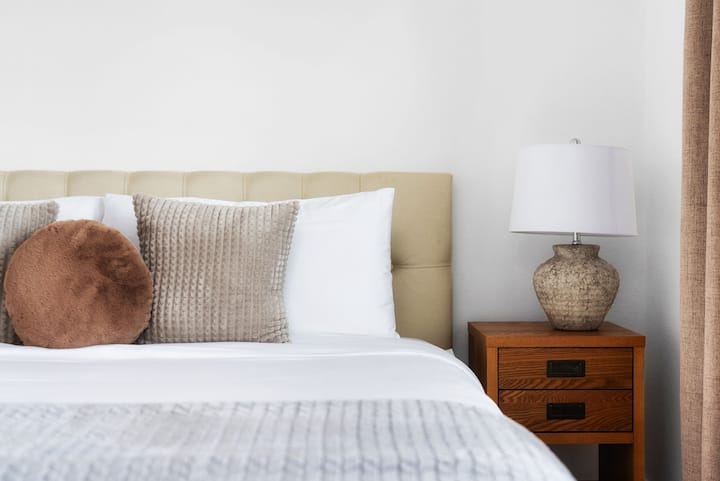 Projetado para conforto e conveniência, este quarto inclui uma mesa de estudo ou maquiagem, perfeita para trabalhar ou se preparar. O despertador garante que você fique no horário, e o armário espaçoso oferece muito armazenamento para uma estadia descontraída e tranquila.