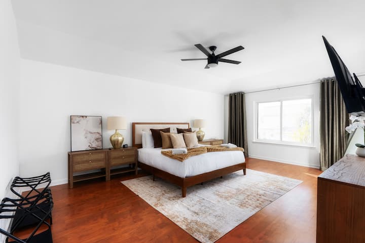 Relaxe neste quarto principal no andar de cima com uma cama king size, suíte e vistas deslumbrantes para o jardim. Desfrute do máximo conforto com cortinas blackout, uma máquina de ruído branco e uma estação de carregamento com vários cabos para todos os seus dispositivos.