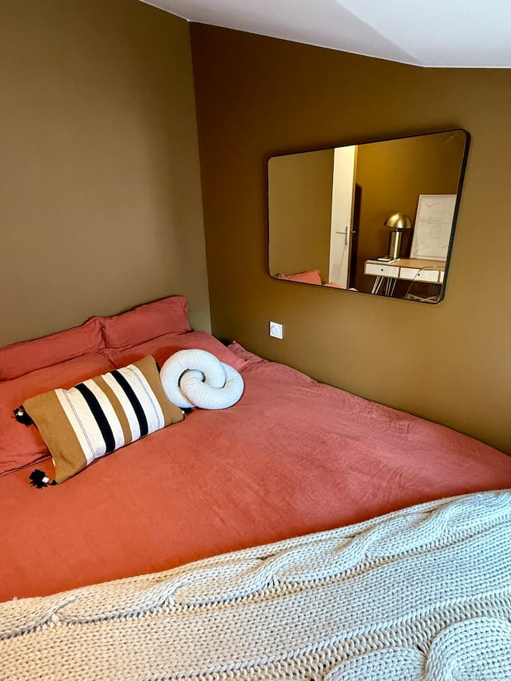 Оваа мала функционална соба (со кревет со димензии 160 x 200) нуди удобен и оптимизиран амбиент. Добро уреден, има погоден канцелариски простор за работа спокојно и интегрирано складирање за максимална организација.