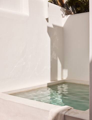 Design Retreat Near City & Sea gallery image 4