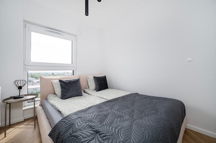  Bedroom – Queen Bed for a Restful Night's Sleep | Book Now with RENTUJEMY.COM