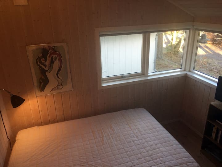 El tercer dormitorio da a la carretera de grava y al garaje. Hay una cama doble/ gran iluminada, que mide 140 cm x 190 cm. Hay ropa de cama y toallas disponibles. Armario empotrado con perchas.