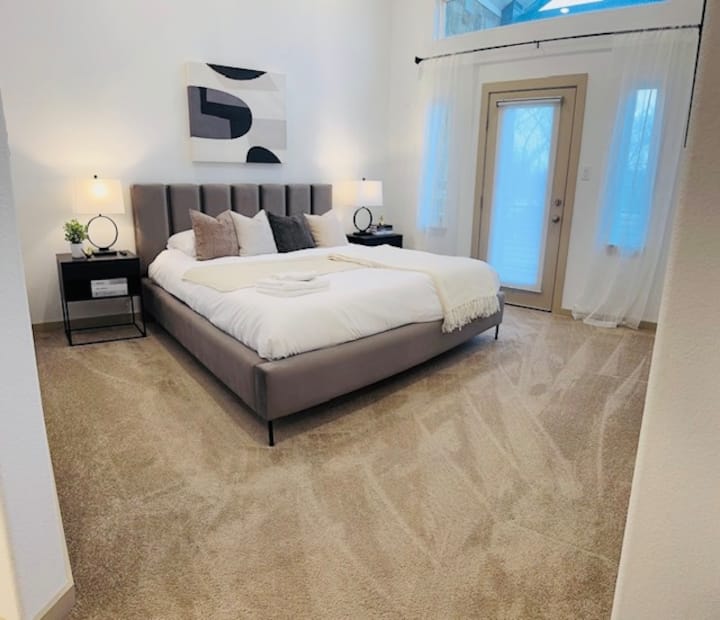 חדר שינה 1

מיטת קינג סייז, חלוק רחצה ונעלי בית, מיזוג אוויר, מצעים, מאוורר תקרה, אחסון בגדים, עריסה, כריות ושמיכות נוספות, קולבים, מגהץ חימום, חבילת משחקים/עריסה, טלוויזיה