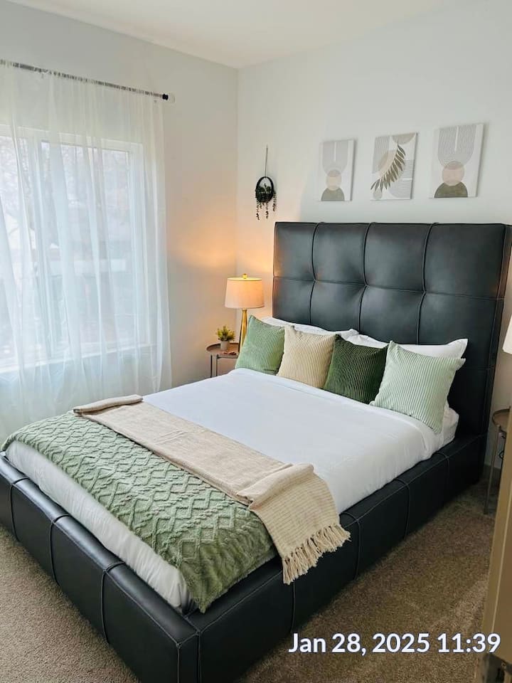 חדר שינה 2

מיטת קווין סייז, חלוק רחצה ונעלי בית, מיזוג אוויר, מצעים, מאוורר תקרה, אחסון בגדים, כריות ושמיכות נוספות, קולבים, חימום