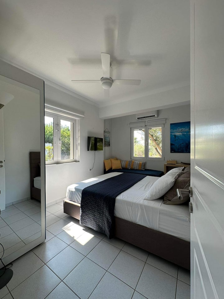 卧室配备32英寸电视（标准双人床和单人床）