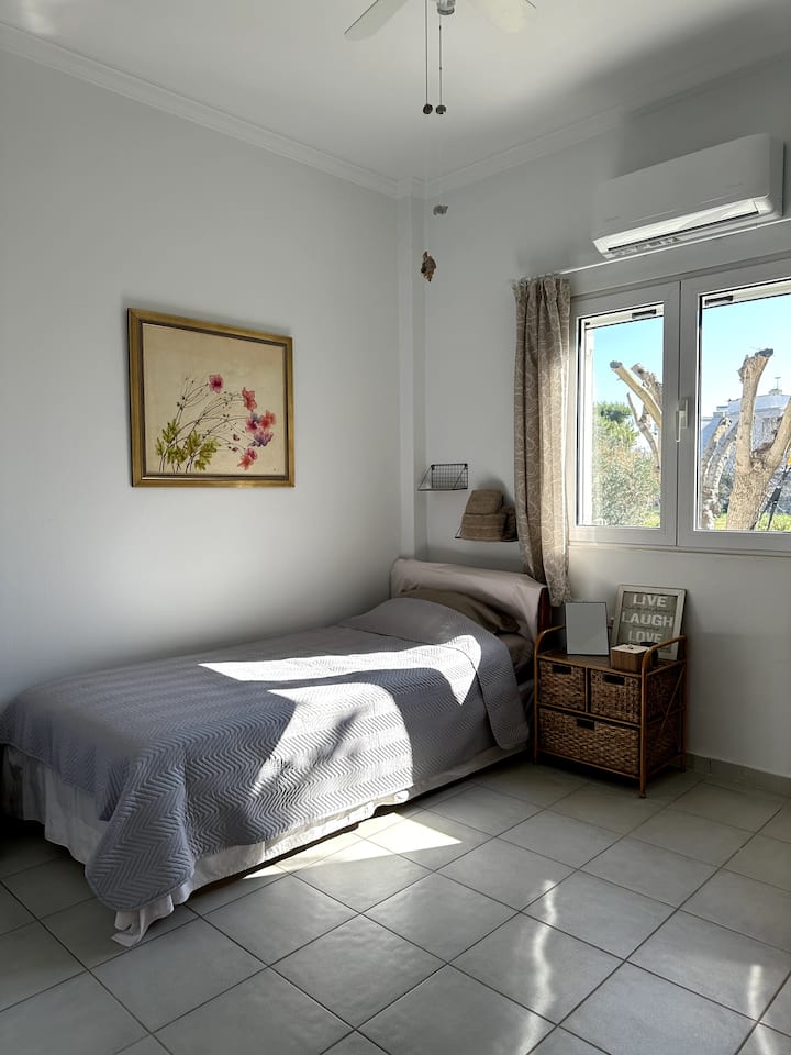 带2张1米宽单人床的卧室