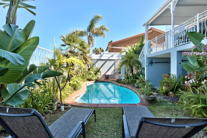 New luxury home overlooking CPT & Table Mountain