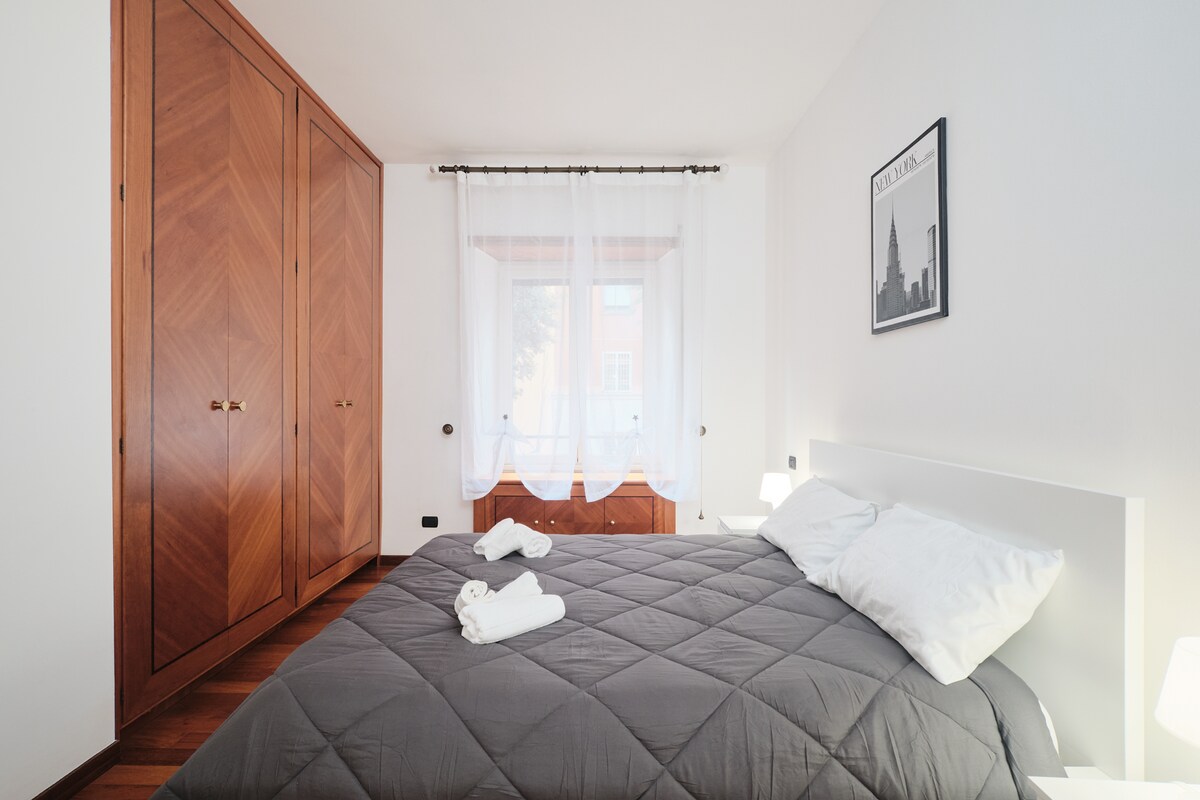 חדר שינה עם מיטה זוגית, ארון בגדים, שידות לילה ומיזוג אוויר || חדר עם מיטה זוגית, מלתחה, שידות ליד המיטה ומיזוג אוויר