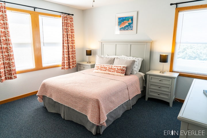 1 קווין. הביאו סדינים משלכם. קומה עליונה. חדר רחצה ושירותים (מקלחון) משותף עם הסלון. 