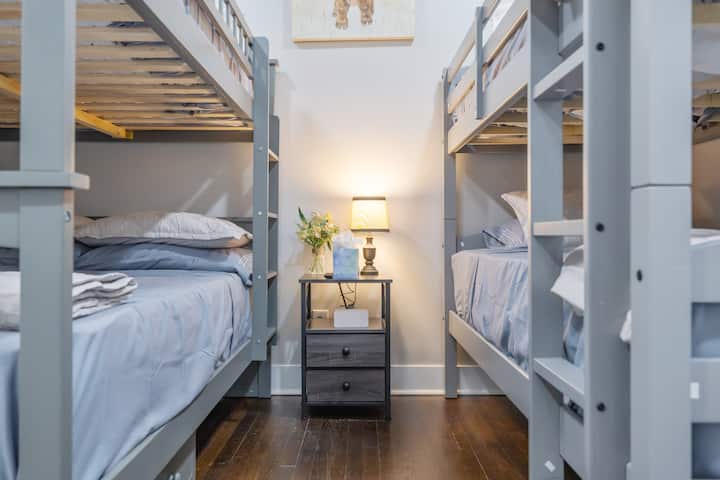 ¡Un refugio de literas! Dos camas individuales y dos camas dobles con TV de pantalla plana, ideal para niños, amigos o una estancia en grupo.
